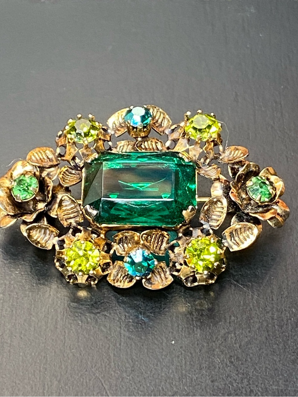 🍇 Mid Century Austrian Crystal Rhinstone Emerald Green Brooch